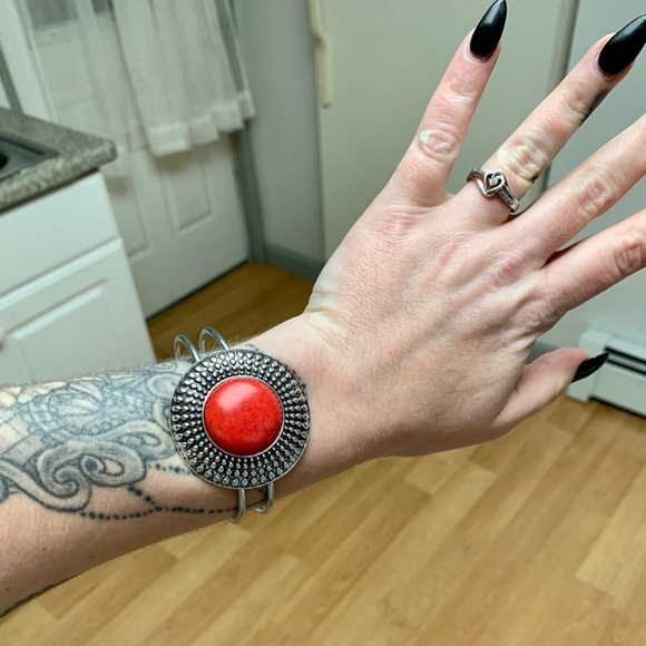 Check out her closet! - Picture 9 of 9